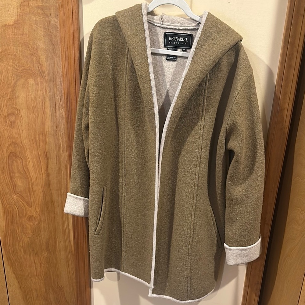 Bernardo Tan and White Cape Chic Outerwear